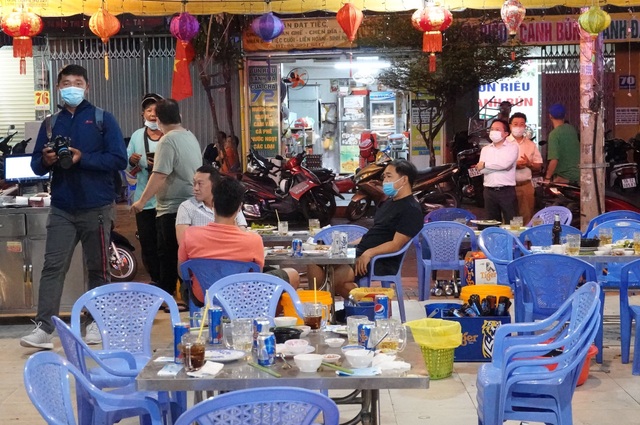 Lãnh đạo TPHCM vi hành kiểm tra quán nhậu - 2 Lãnh đạo TPHCM vi hành kiểm tra quán nhậu - 2