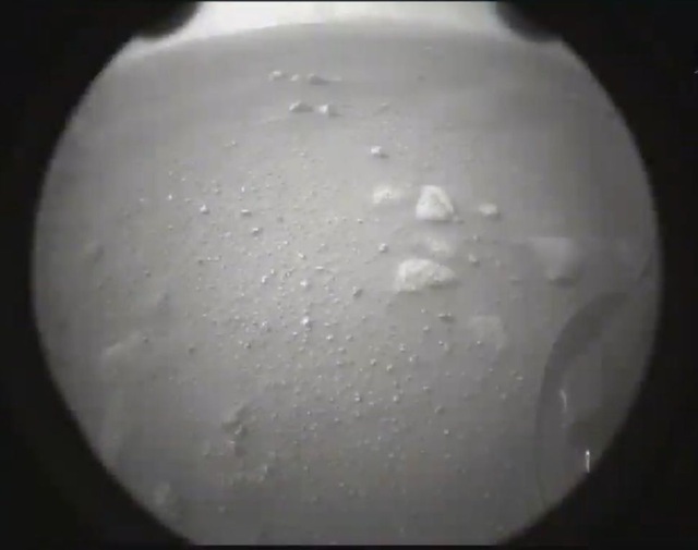 Tàu thám hiểm của NASA truyền về bức ảnh đầu tiên của Hành tinh Đỏ - 2