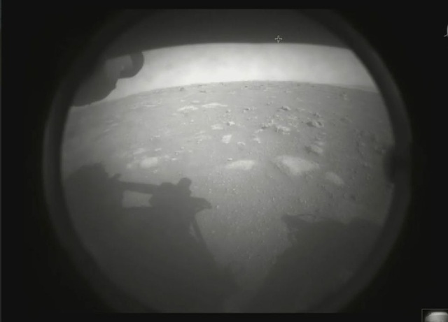 Tàu thám hiểm của NASA truyền về bức ảnh đầu tiên của Hành tinh Đỏ - 1