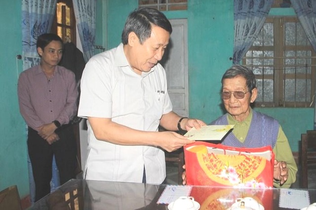 Gần 100.000 suất quà Tết đến gia đình chính sách, người có công, hộ nghèo - 1 Gần 100.000 suất quà Tết đến gia đình chính sách, người có công, hộ nghèo - 1