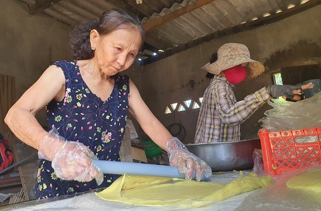 Go back to Tam Quan coconut land to enjoy the sweet potato rice paper - 1