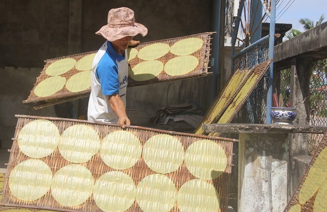 Về xứ dừa Tam Quan thưởng thức món bánh tráng khoai lang - 4