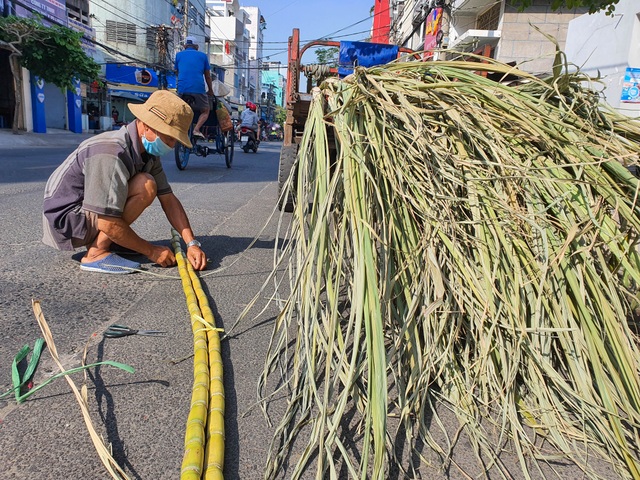 Trắng đêm bán mía mưu sinh ngày đầu năm - 1 Trắng đêm bán mía mưu sinh ngày đầu năm - 1
