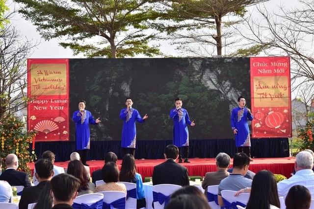 Tết ấm nồng cho người nước ngoài đang làm việc, học tập tại Quảng Bình - 1 Tết ấm nồng cho người nước ngoài đang làm việc, học tập tại Quảng Bình - 1