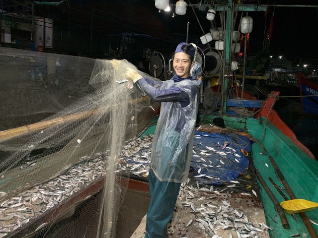 Ngư dân xứ Nghệ kiếm tiền triệu mỗi ngày, nhờ được mùa cá trích - 3 Ngư dân xứ Nghệ kiếm tiền triệu mỗi ngày, nhờ được mùa cá trích - 3