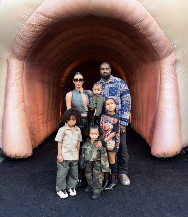 Kim Kardashian và Kanye West: Khi mọi nẻo đường đều dẫn lối chia ly - 4 Kim Kardashian và Kanye West: Khi mọi nẻo đường đều dẫn lối chia ly - 4