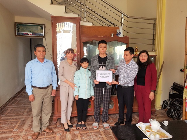 Hai anh em mồ côi được bạn đọc Dân trí giúp đỡ gần 50 triệu đồng - 1 Hai anh em mồ côi được bạn đọc Dân trí giúp đỡ gần 50 triệu đồng - 1