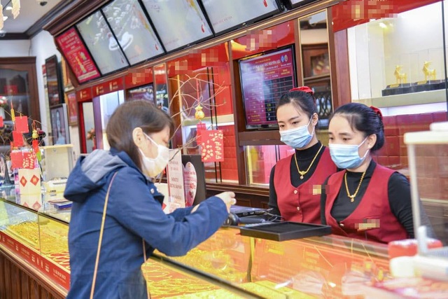 Lo giá bất định, nhiều nhà đầu tư lưỡng lự xuống tiền mua vàng Thần Tài - 2 Lo giá bất định, nhiều nhà đầu tư lưỡng lự xuống tiền mua vàng Thần Tài - 2