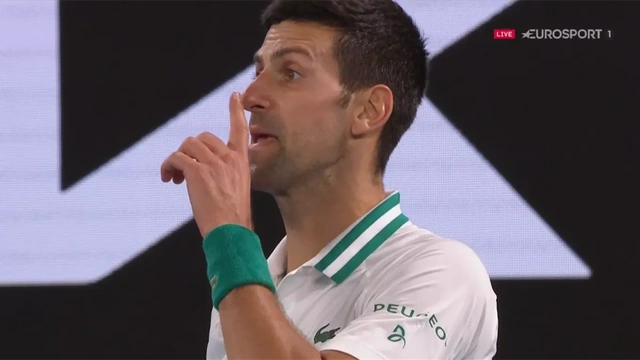 Djokovic yêu cầu khán giả im lặng khi Medvedev giao bóng - 1 Djokovic yêu cầu khán giả im lặng khi Medvedev giao bóng - 1