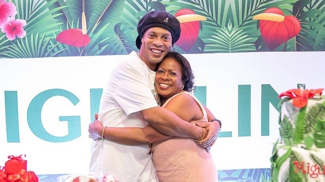 Mẹ của Ronaldinho qua đời sau khi nhiễm Covid-19 - 1 Mẹ của Ronaldinho qua đời sau khi nhiễm Covid-19 - 1