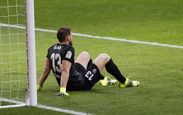 Luis Suarez nhạt nhòa, Atletico chỉ còn hơn Real Madrid 3 điểm - 7