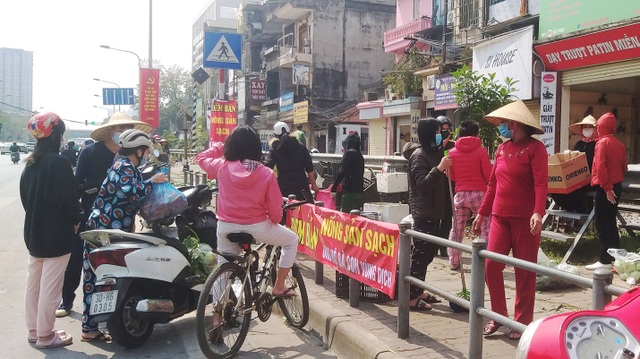 Chỉ trong vài giờ, người dân Hà Nội đã giải cứu 20 tấn nông sản vùng dịch - 1 Chỉ trong vài giờ, người dân Hà Nội đã giải cứu 20 tấn nông sản vùng dịch - 1