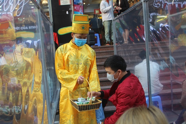 Mong con thi đỗ, buôn bán gặp may: Khách đốt tiền vào ngày vía Thần tài - 5 Mong con thi đỗ, buôn bán gặp may: Khách đốt tiền vào ngày vía Thần tài - 5