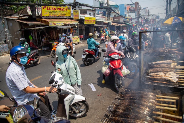 Bán cá lóc nướng thu cả trăm triệu đồng ngày vía Thần tài - 7 Bán cá lóc nướng thu cả trăm triệu đồng ngày vía Thần tài - 7