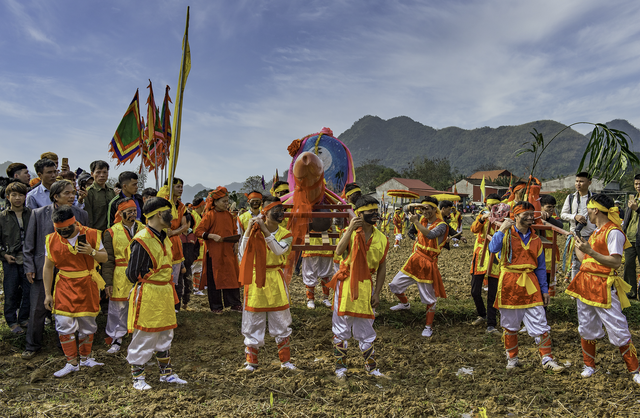 Unique procession of real life in Lang Son, visitors blushing - 3