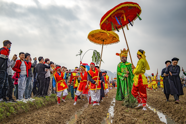 Uniquely the real procession ceremony in Lang Son, tourists blush - 6