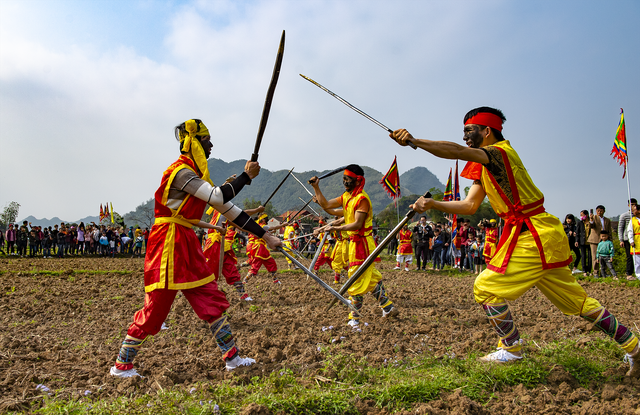 Unique procession of real life in Lang Son, tourists blush - 10