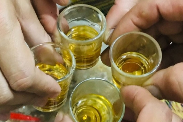 Đủ trò ép nhau nâng ly trên bàn nhậu - 2 Đủ trò ép nhau nâng ly trên bàn nhậu - 2
