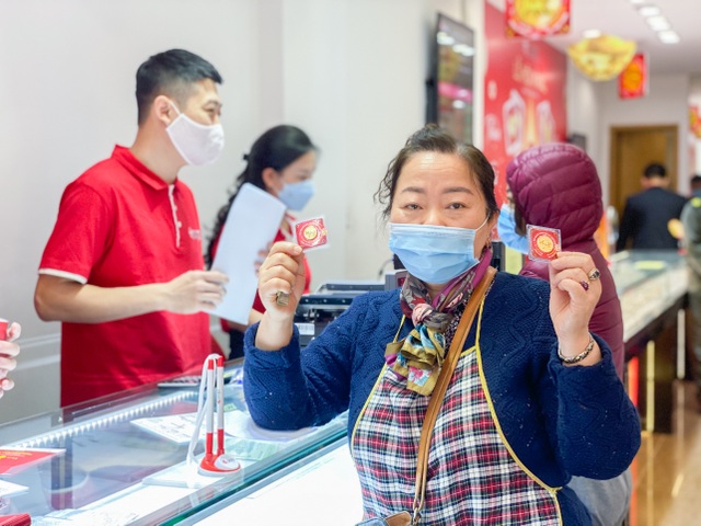 Ế ẩm người mua, chủ hàng vàng khấn vái liên tiếp nhờ Thần tài kéo khách - 10 Ế ẩm người mua, chủ hàng vàng khấn vái liên tiếp nhờ Thần tài kéo khách - 10