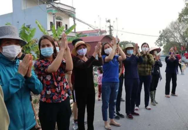 Dỡ bỏ phong tỏa, người dân như được đón thêm một cái Tết mới - 2 Dỡ bỏ phong tỏa, người dân như được đón thêm một cái Tết mới - 2
