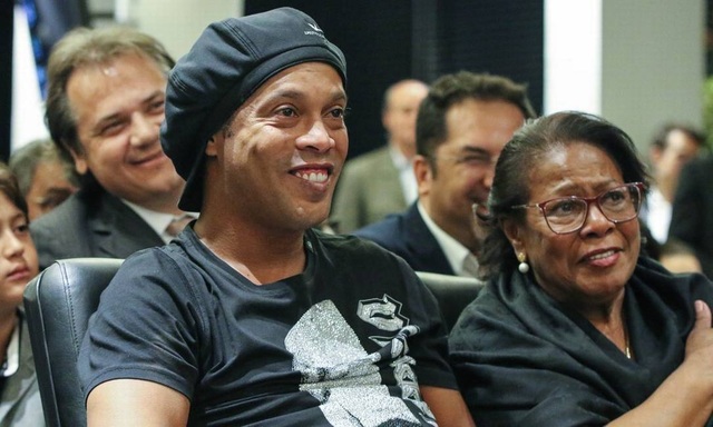 Mẹ của Ronaldinho qua đời sau khi nhiễm Covid-19 - 2 Mẹ của Ronaldinho qua đời sau khi nhiễm Covid-19 - 2