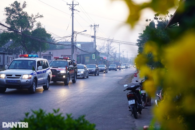 Di quan ông Trương Vĩnh Trọng đến hội trường UBND tỉnh để tổ chức tang lễ - 12 Di quan ông Trương Vĩnh Trọng đến hội trường UBND tỉnh để tổ chức tang lễ - 12