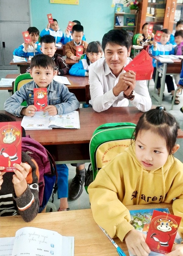 Hơn 4.300 học sinh Nam Trà My được thầy giáo lì xì ngày đầu đến trường - 1 Hơn 4.300 học sinh Nam Trà My được thầy giáo lì xì ngày đầu đến trường - 1