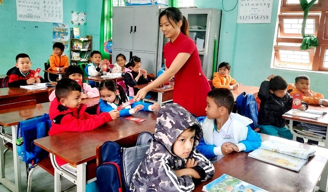 Hơn 4.300 học sinh Nam Trà My được thầy giáo lì xì ngày đầu đến trường - 2 Hơn 4.300 học sinh Nam Trà My được thầy giáo lì xì ngày đầu đến trường - 2