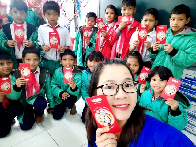 Hơn 4.300 học sinh Nam Trà My được thầy giáo lì xì ngày đầu đến trường - 3 Hơn 4.300 học sinh Nam Trà My được thầy giáo lì xì ngày đầu đến trường - 3