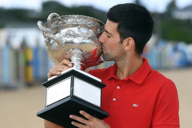 Djokovic khoe cúp Norman Brookes trên bãi biển Melbourne - 6 Djokovic khoe cúp Norman Brookes trên bãi biển Melbourne - 6