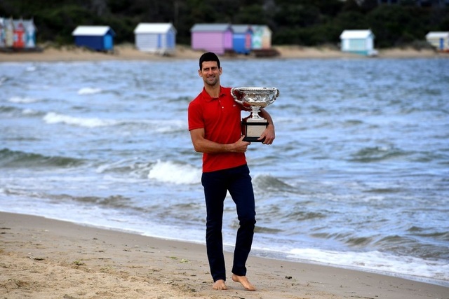Djokovic khoe cúp Norman Brookes trên bãi biển Melbourne - 1