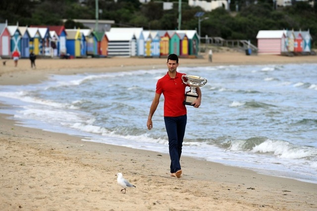 Djokovic khoe cúp Norman Brookes trên bãi biển Melbourne - 2