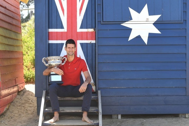 Djokovic khoe cúp Norman Brookes trên bãi biển Melbourne - 9