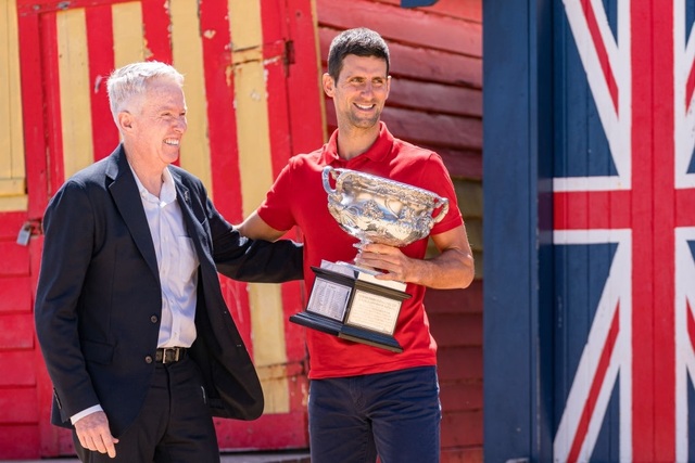 Djokovic khoe cúp Norman Brookes trên bãi biển Melbourne - 11 Djokovic khoe cúp Norman Brookes trên bãi biển Melbourne - 11