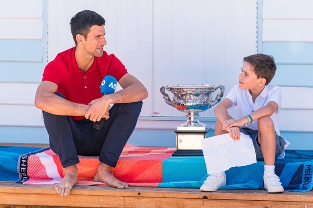 Djokovic khoe cúp Norman Brookes trên bãi biển Melbourne - 12 Djokovic khoe cúp Norman Brookes trên bãi biển Melbourne - 12