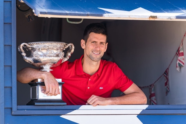 Djokovic khoe cúp Norman Brookes trên bãi biển Melbourne - 10 Djokovic khoe cúp Norman Brookes trên bãi biển Melbourne - 10