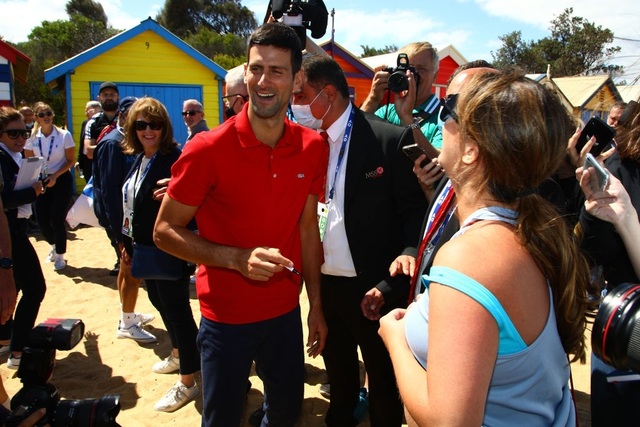 Djokovic khoe cúp Norman Brookes trên bãi biển Melbourne - 4 Djokovic khoe cúp Norman Brookes trên bãi biển Melbourne - 4