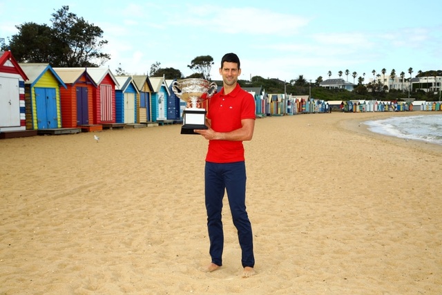 Djokovic khoe cúp Norman Brookes trên bãi biển Melbourne - 8 Djokovic khoe cúp Norman Brookes trên bãi biển Melbourne - 8