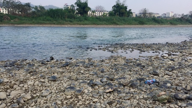 Nước sông Hồng bất ngờ đổi màu trong xanh như ngọc - 1 Nước sông Hồng bất ngờ đổi màu trong xanh như ngọc - 1
