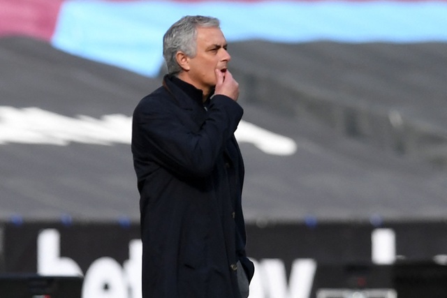 Chiếc ghế huấn luyện viên của Mourinho lung lay dữ dội - 1