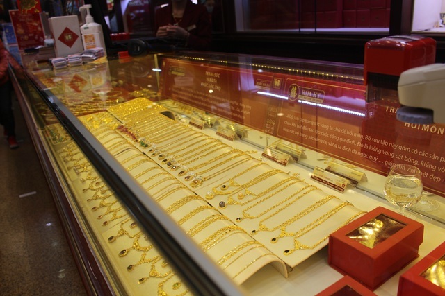 Giá vàng sụt giảm, người mua vàng Thần Tài đã lỗ 750.000 đồng/lượng - 1