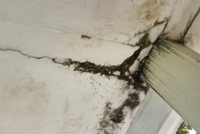 Trụ sở xuống cấp, ủy ban xã phải dán giấy cảnh báo người dân - 4 Trụ sở xuống cấp, ủy ban xã phải dán giấy cảnh báo người dân - 4