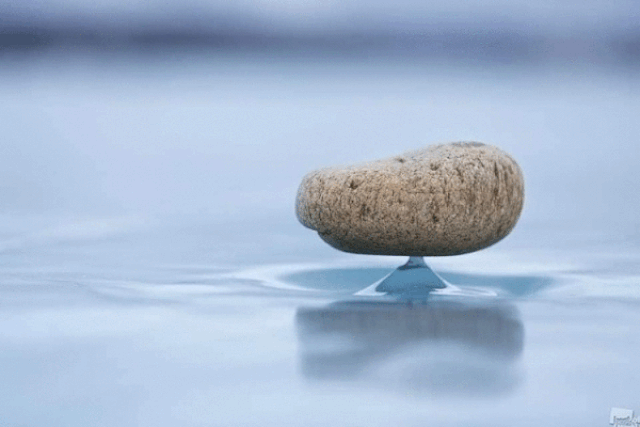Hiện tượng lạ khiến tảng đá nặng vẫn lơ lửng nổi trên mặt nước - 2