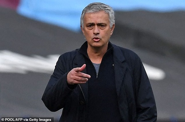 HLV Mourinho trước nguy cơ bị sa thải: Bầu trời sụp đổ... - 1