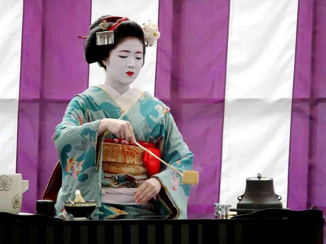 Thưởng thức tiệc trà dưới tán hoa mơ với geisha - 7 Thưởng thức tiệc trà dưới tán hoa mơ với geisha - 7