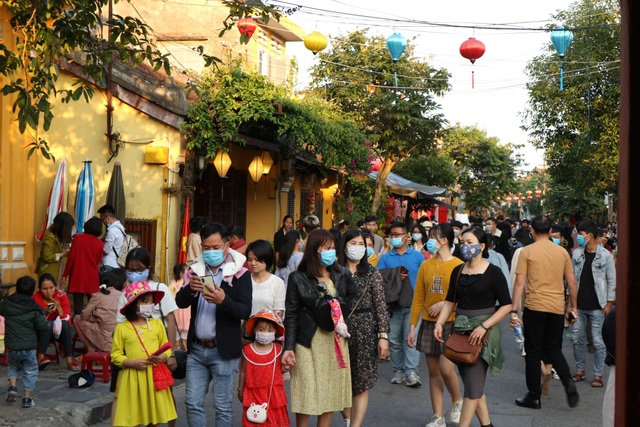 Tourists are still busy with spring festival in Hoi An even though the holiday season is over - 1