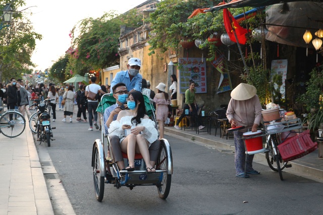 Tourists are still busy with spring festival in Hoi An although the holiday season is over - 11