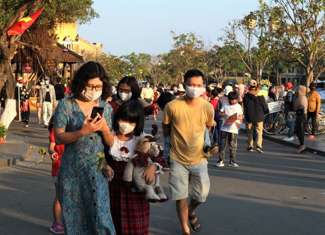 Tourists are still busy with spring festival in Hoi An even though the holiday season is over - 2