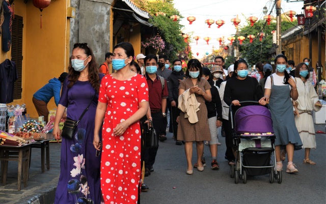 Tourists are still busy with spring festival in Hoi An even though the holiday season is over - 3