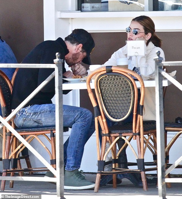 Sao Hollywood Lucy Hale hôn bạn trai hơn 20 tuổi trên phố - 5 Sao Hollywood Lucy Hale hôn bạn trai hơn 20 tuổi trên phố - 5